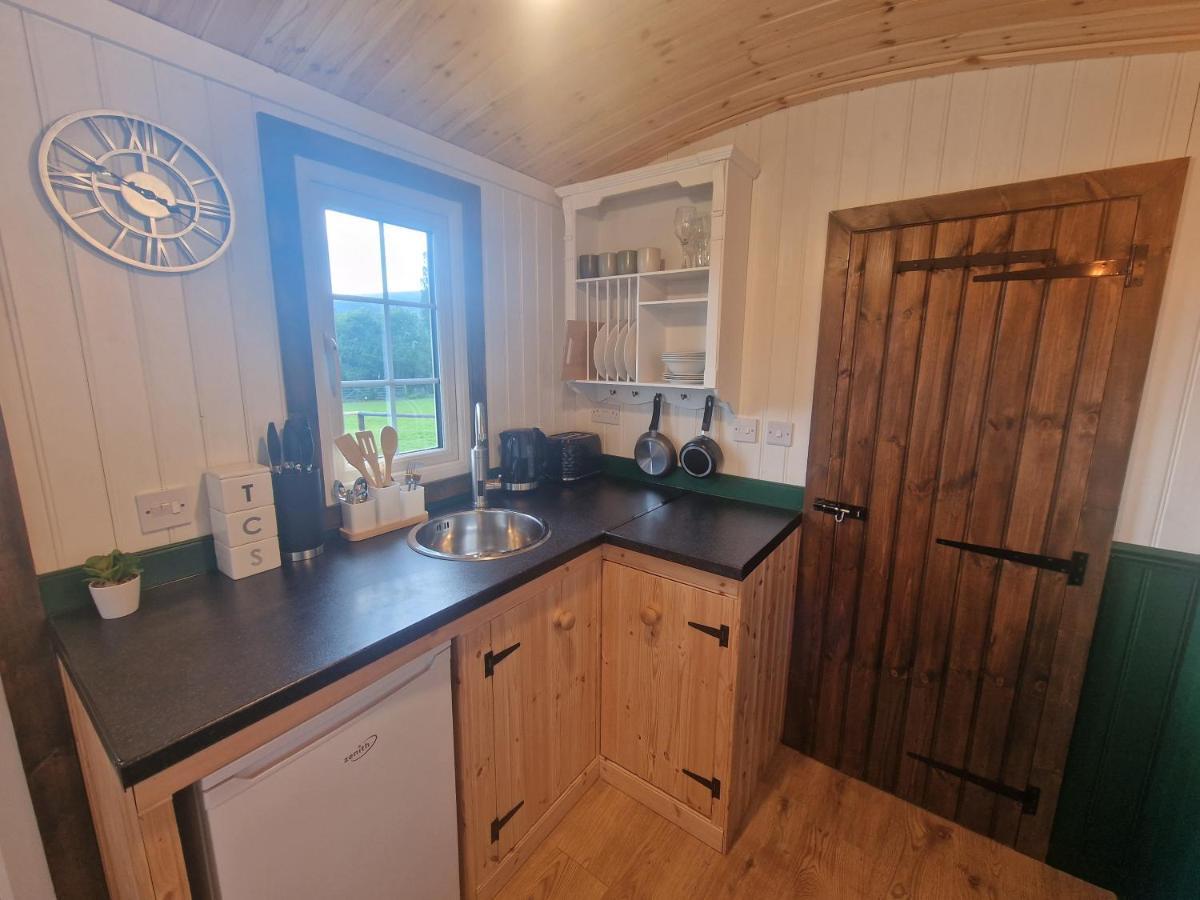 Cwtch Glamping Shepherds Huts アバーガベニー エクステリア 写真
