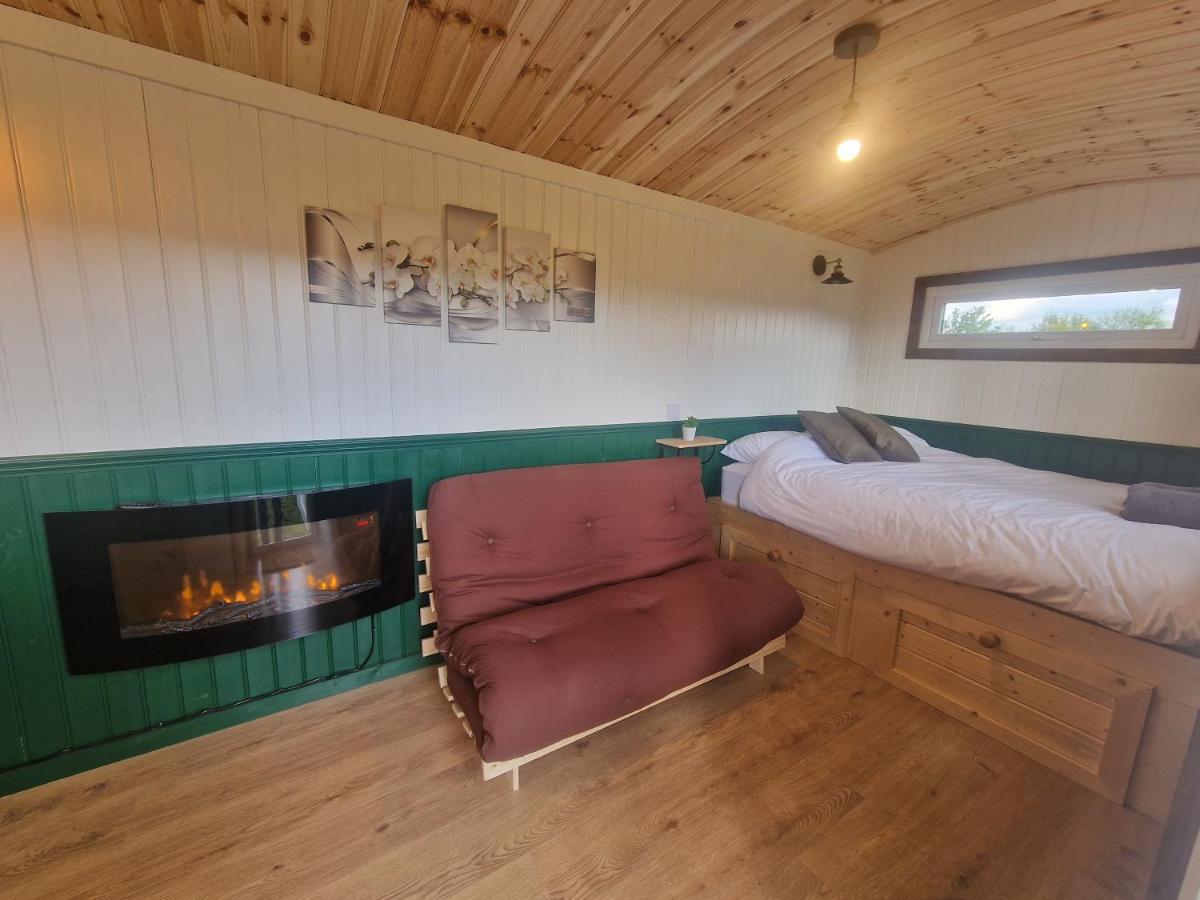 Cwtch Glamping Shepherds Huts アバーガベニー エクステリア 写真