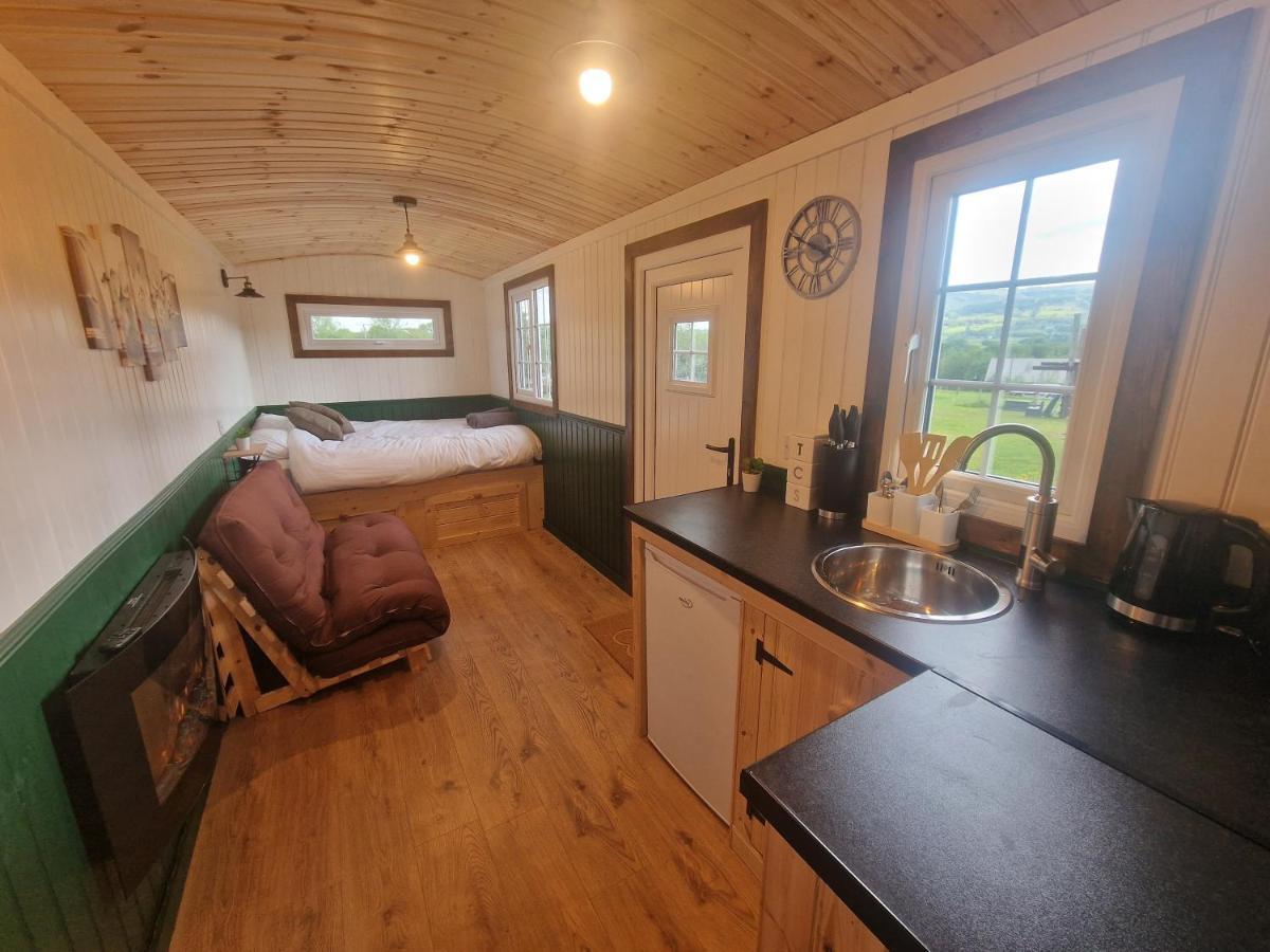 Cwtch Glamping Shepherds Huts アバーガベニー エクステリア 写真