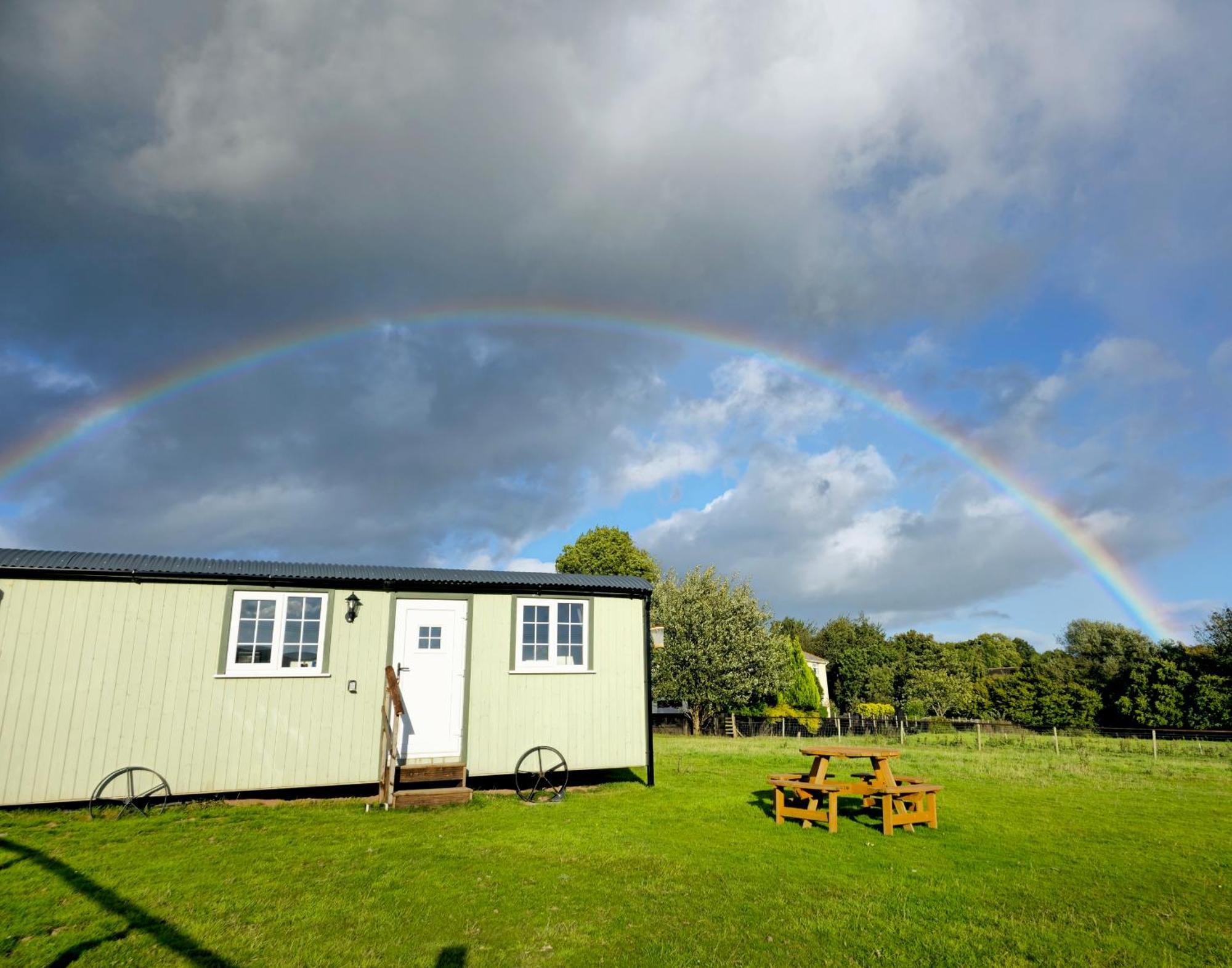 Cwtch Glamping Shepherds Huts アバーガベニー エクステリア 写真